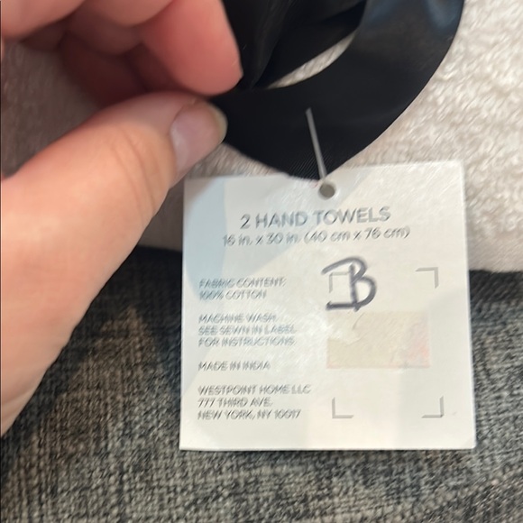 White Monogrammed Bath Towel Set “B” Two hand towels/two full size bath towels - Picture 3 of 5